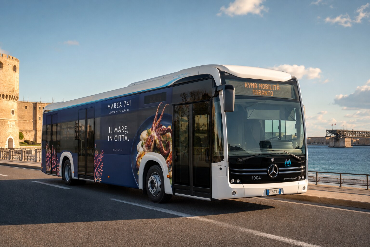 Autobus urbano con campagna pubblicitaria
